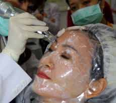 Pertahankan Kontur V Wajah dengan Scarlet Therapy