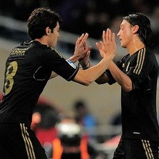 Oezil Terima Persaingannya dengan Kaka