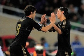 Oezil Terima Persaingannya dengan Kaka