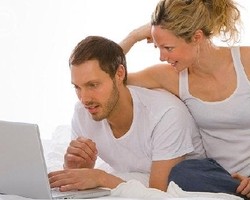 4 Perilaku Mengganggu yang Dilakukan Pasangan di Facebook