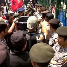 Tersinggung Ucapan Gubernur Jateng, Buruh Aksi Bawa Ember