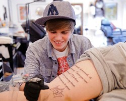 Demi Temui Bieber, Fans Tato Paha dengan Lirik Lagu