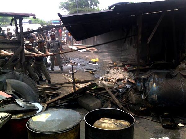 Lapak Liar di Jl Cakung-Cilincing Ditertibkan