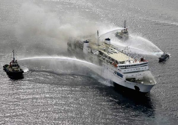 Kapal Feri Terbakar di Laut Merah 