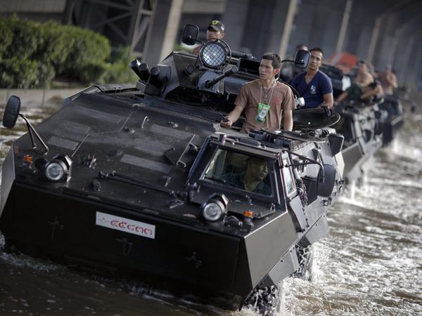 Kendaraan Lapis Baja Terjun ke Lokasi Banjir