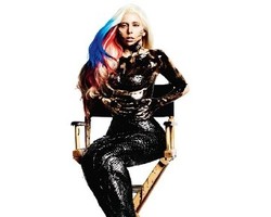 Lady Gaga Tampil Topless Berlumuran Oli