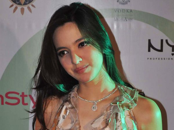 Hamil 2 Bulan, Nia Ramadhani Makin Seksi