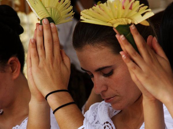 Anabel Medina Sembahyang di Pura