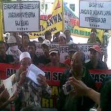 Prihatin Calhaj Gagal Berangkat, Puluhan Warga Tuntut KBIH Nakal Dibubarkan