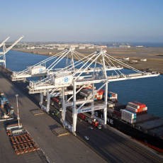 Demonstran Anti Wall Street Duduki Pelabuhan Oakland