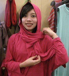 Tampil Praktis dengan Shawl Tops