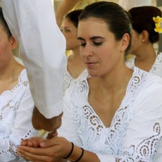 Ketika Anabel Medina Sembahyang di Pura