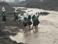 5 Jembatan Hanyut Diterjang Lahar Dingin, Warga Magelang Kesulitan Menyeberang 