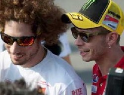 Rossi Siap Kenakan Helm Spesial Simoncelli