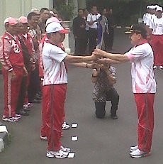 Wapres Serahkan Obor SEA Games ke Gubernur DKI