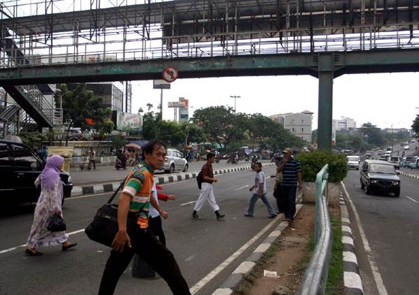 Aksi Tak Tertib Penyeberang Jalan