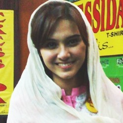 Zee Zee Shahab Dinikahi Prabu Revolusi 26 November 2011