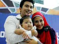 Kerja, Mandala Shoji Bawa Anak Istri