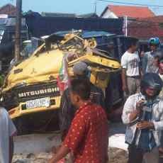 Truk Vs KA, Satu Orang Tewas, Dua Luka Berat