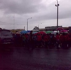 Guyuran Hujan tak Surutkan Semangat Buruh Cimahi Geruduk Pemkot