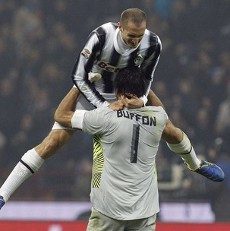 Dinanti Napoli, Buffon Tetap Waspadai Milan