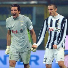 Nyonya Tua Diintai Tiga Klub