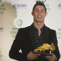 CR7 Rela Tukar Sepatu Emas dengan Trofi La Liga 