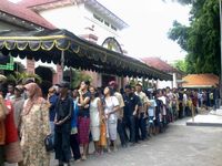 Ribuan Warga Antre Daging Kurban
