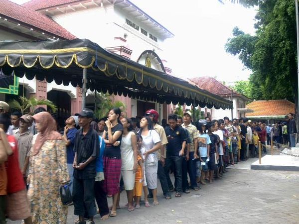 Ribuan Warga Antre Daging Kurban