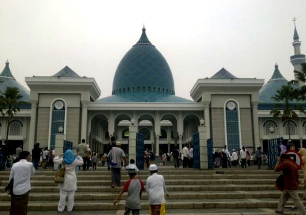 Gerimis Tak Menyurutkan Umat Islam Salat Id