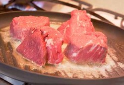 Daripada Dimasak Ulang, Daging Sisa Lebih Baik Dibekukan