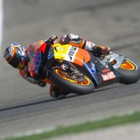 Stoner Menang Tepat di Garis Finis