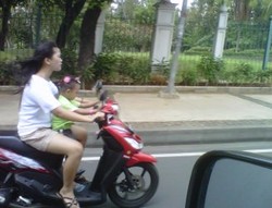 Waduh, Keliling Monas Pakai Motor Tanpa Helm