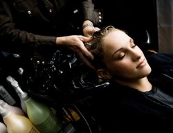 Awas, Cuci Rambut di Salon Bisa Sebabkan Stroke