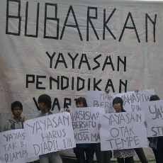 Mahasiswa Stikosa Tuntut Pembubaran Yayasan Pendidikan Wartawan