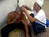 Usai Jumrah, Jamaah Haji Potong Rambut