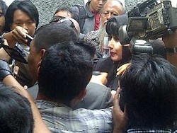  Berpakaian Serba Hitam, Malinda Dee Tiba di PN Selatan