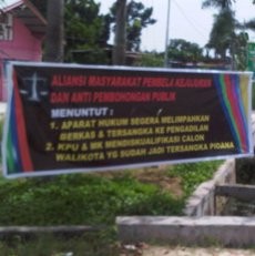 Spanduk Tuntut Adili Calon Walikota Pekanbaru Bertebaran