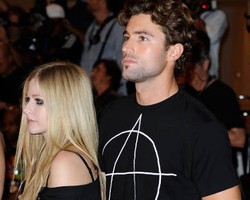 Diserang Saat Dugem, Avril Lavigne Babak Belur 