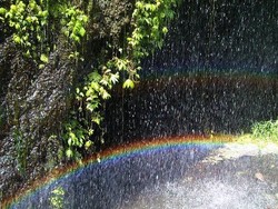 Menyentuh Warna di Goa Pelangi