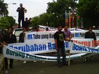 Aksi Pendukung Atut Vs Wahidin di Depan MK