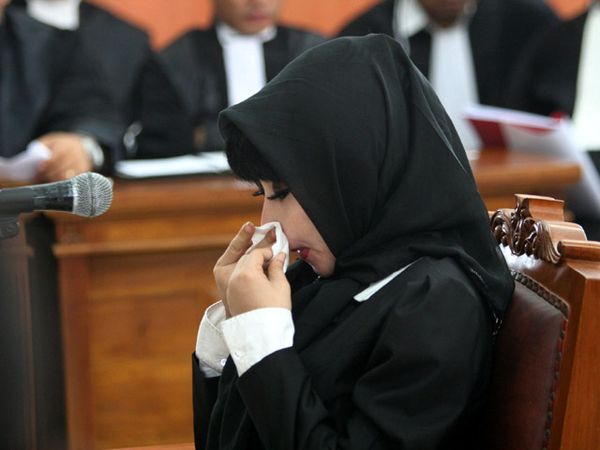 Sidang Perdana, Malinda Dee Menangis