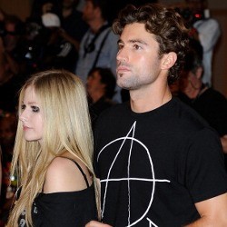 Berkelahi di Klub Malam, Avril Lavigne Babak Belur