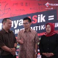 Telkomsel Upgrade Teknologi Guru di Karawang
