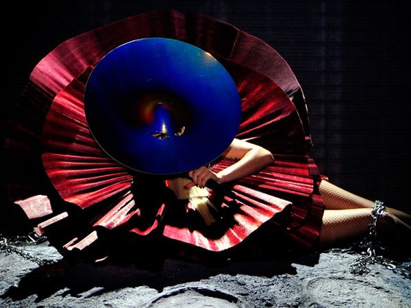 Gaun Satelit Ala Lady Gaga