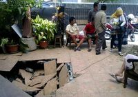 Pipa PDAM Bocor, 2 Rumah Lantainya Ambrol
