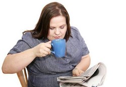 Baca Koran Sambil Minum Kopi Bikin Orang Makin Cerewet