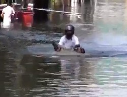 Arungi Banjir, Warga Thailand Modifikasi Motor