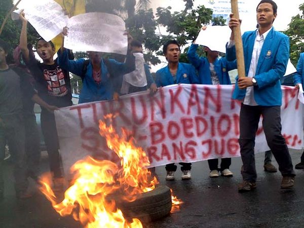 Mahasiswa Bakar Ban Bekas di Depan UKI