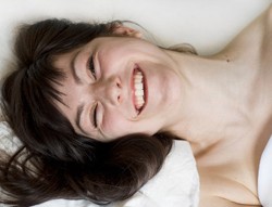 Bagaimana Agar Nyaman Saat Suami Lakukan Oral Seks? 